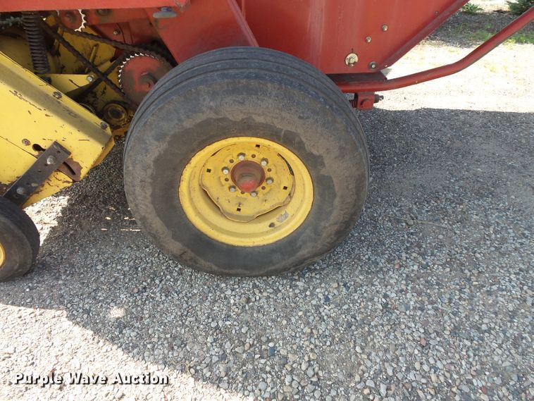 image for item FM9745 2000 New Holland 658 round baler