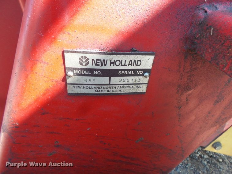 image for item FM9745 2000 New Holland 658 round baler