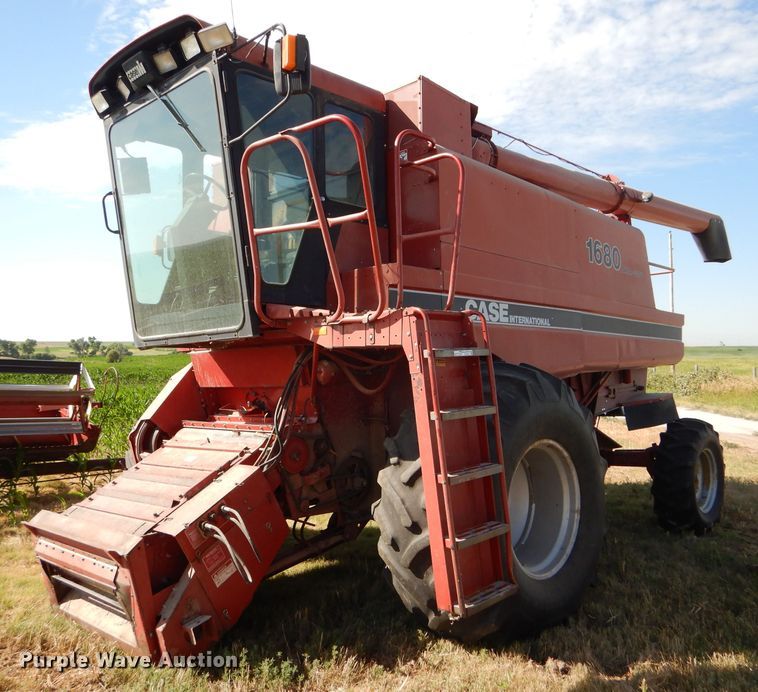 image for item FY9622 1986 Case IH 1680 combine