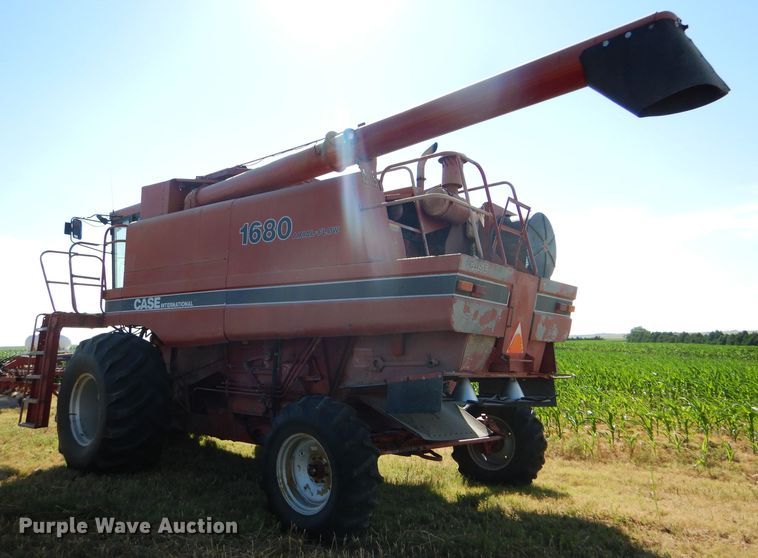 image for item FY9622 1986 Case IH 1680 combine