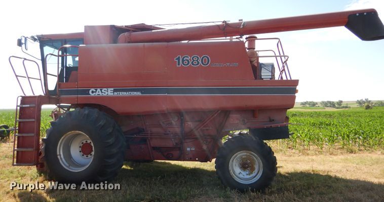 image for item FY9622 1986 Case IH 1680 combine
