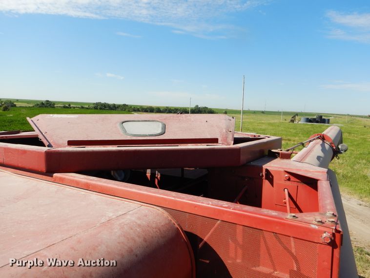 image for item FY9622 1986 Case IH 1680 combine