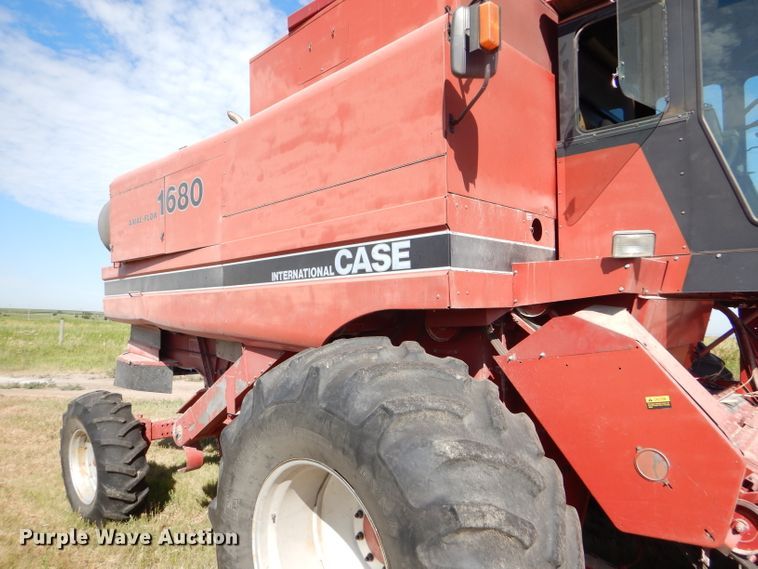 image for item FY9622 1986 Case IH 1680 combine