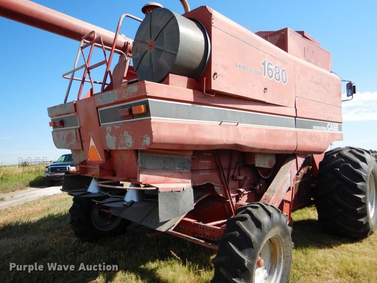 image for item FY9622 1986 Case IH 1680 combine
