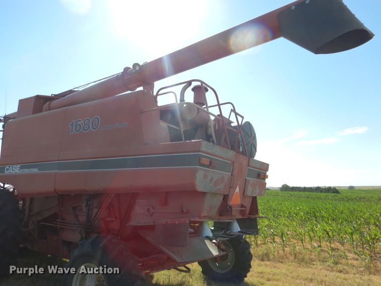 image for item FY9622 1986 Case IH 1680 combine