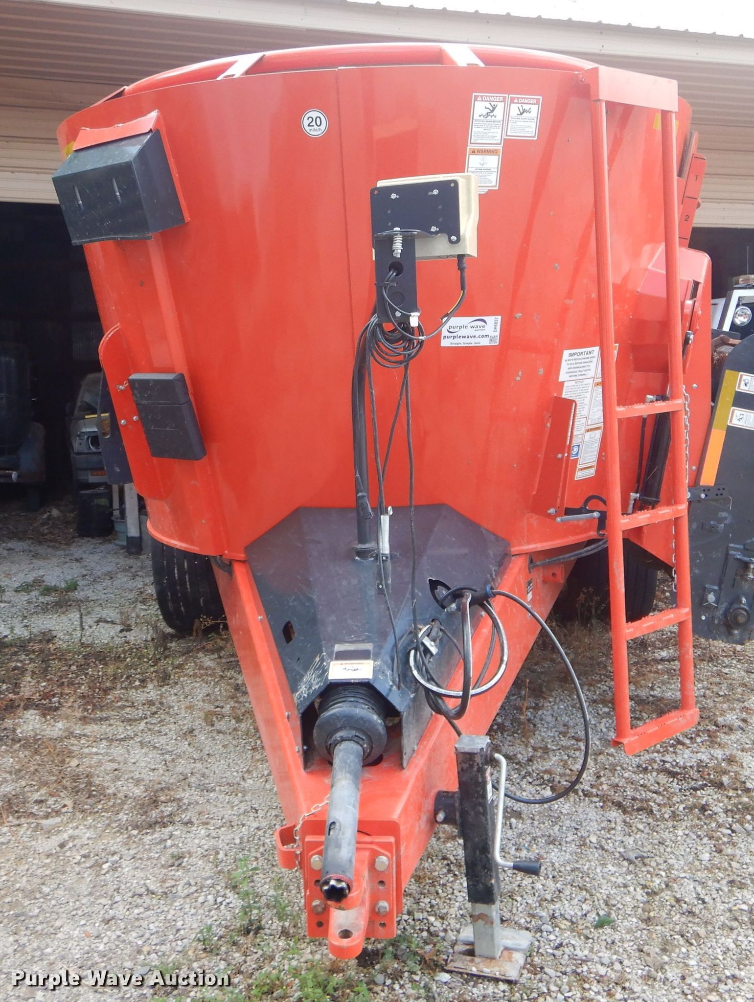 Kuhn Vertical Maxx VT156 feed mixer in LaBelle, MO Item DH6037 for