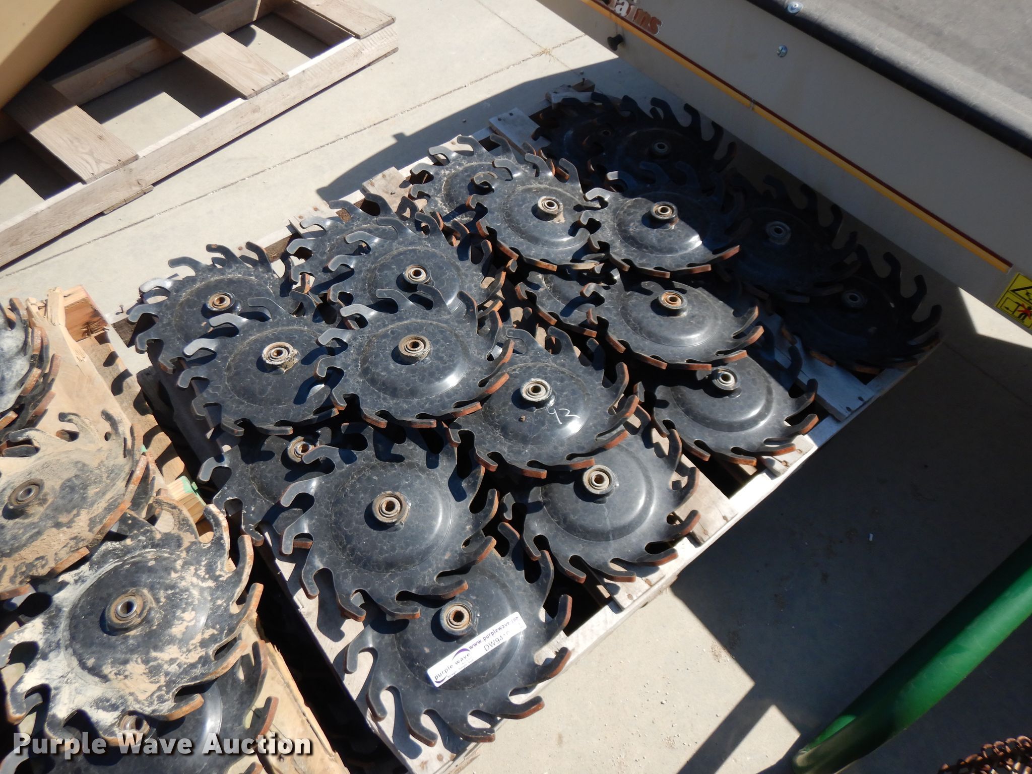 (44) spider closing wheels in Assaria, KS Item DW9410 sold Purple Wave