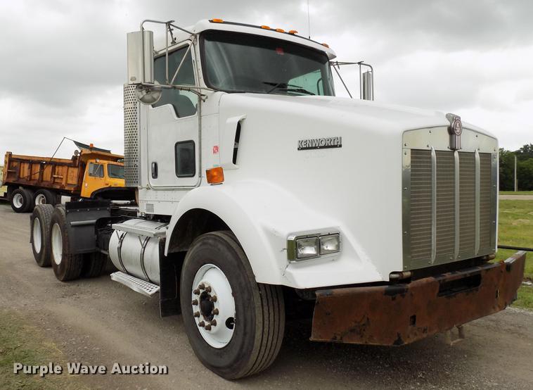 image for item DB9642 2005 Kenworth T800 semi truck