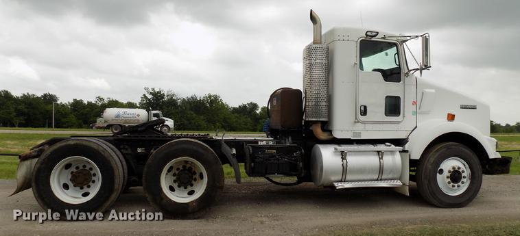 image for item DB9642 2005 Kenworth T800 semi truck