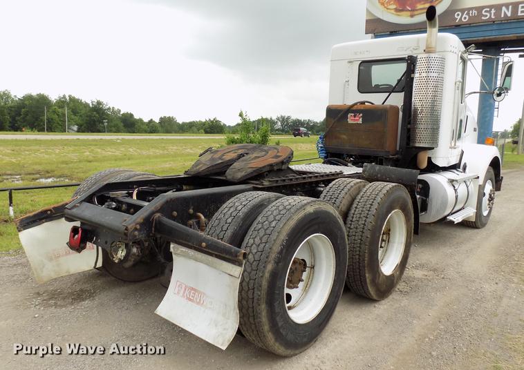 image for item DB9642 2005 Kenworth T800 semi truck