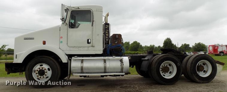 image for item DB9642 2005 Kenworth T800 semi truck