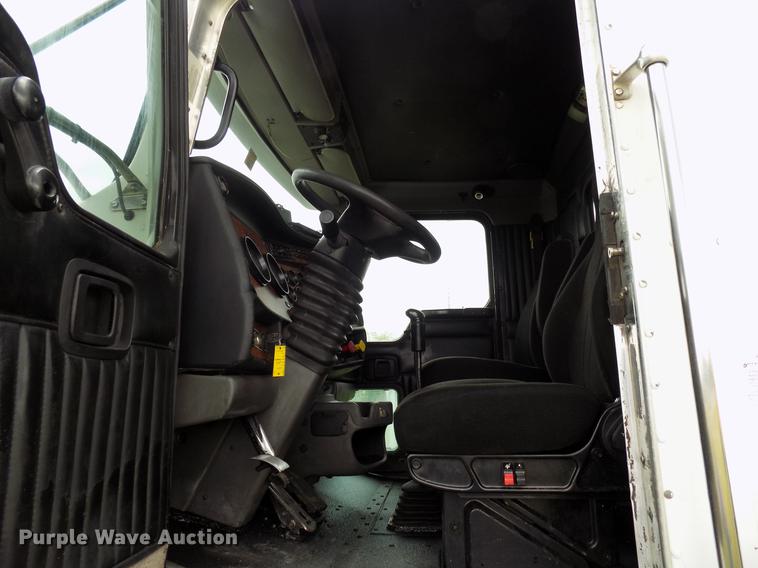 image for item DB9642 2005 Kenworth T800 semi truck