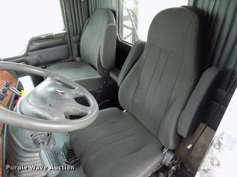 image for item DB9642 2005 Kenworth T800 semi truck