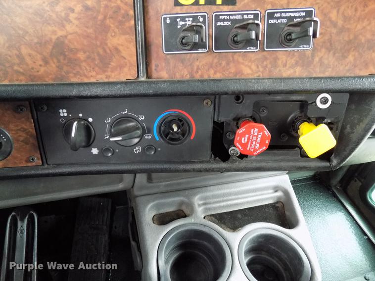 image for item DB9642 2005 Kenworth T800 semi truck