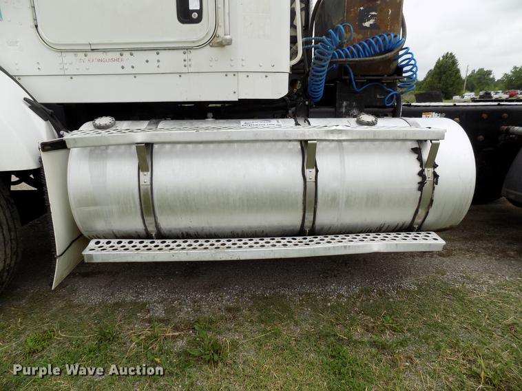 image for item DB9642 2005 Kenworth T800 semi truck