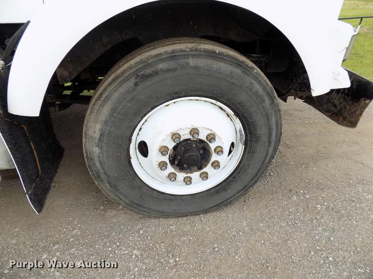 image for item DB9642 2005 Kenworth T800 semi truck