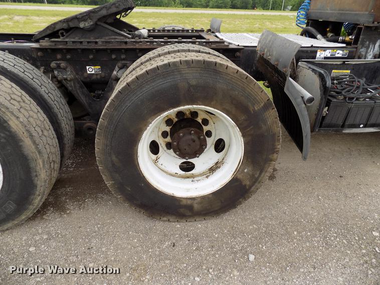 image for item DB9642 2005 Kenworth T800 semi truck