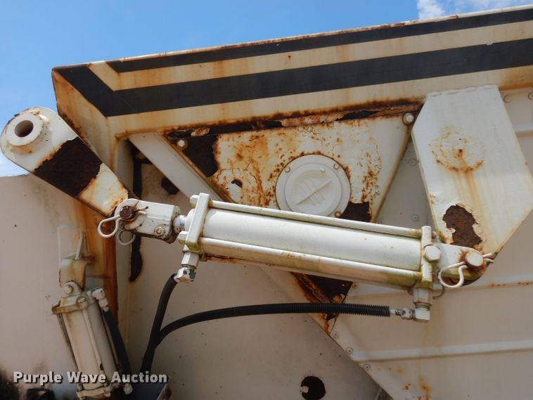 image for item DD3017 2003 Red River LB237 live bottom trailer