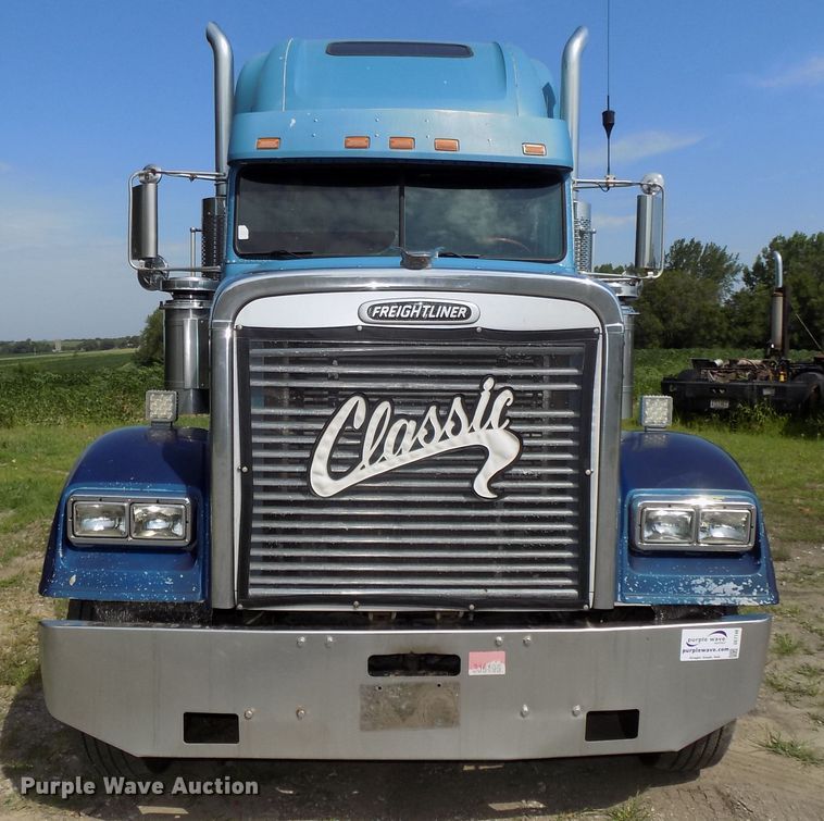 image for item DE7746 1999 Freightliner FLD120 semi truck