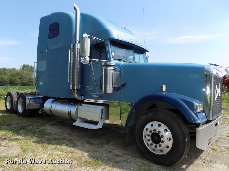 image for item DE7746 1999 Freightliner FLD120 semi truck