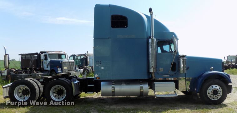 image for item DE7746 1999 Freightliner FLD120 semi truck