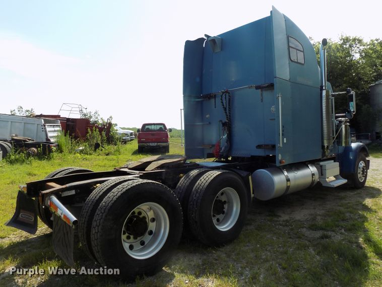 image for item DE7746 1999 Freightliner FLD120 semi truck