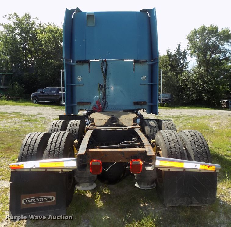 image for item DE7746 1999 Freightliner FLD120 semi truck