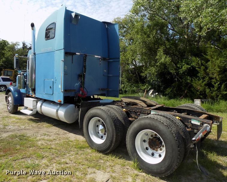 image for item DE7746 1999 Freightliner FLD120 semi truck