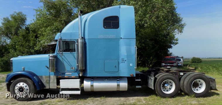 image for item DE7746 1999 Freightliner FLD120 semi truck