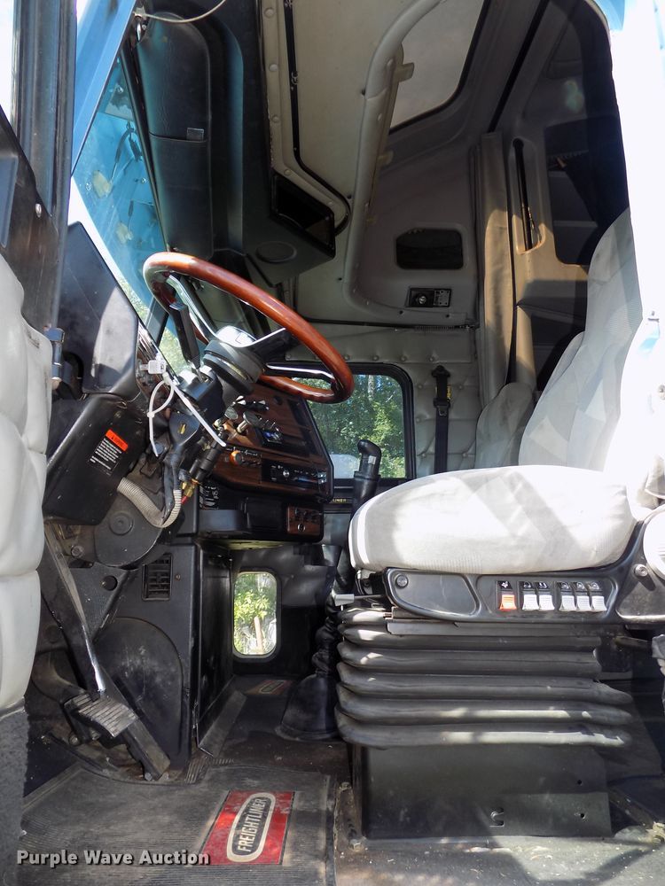 image for item DE7746 1999 Freightliner FLD120 semi truck