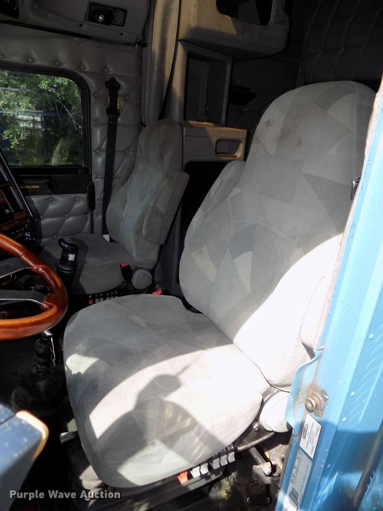 image for item DE7746 1999 Freightliner FLD120 semi truck