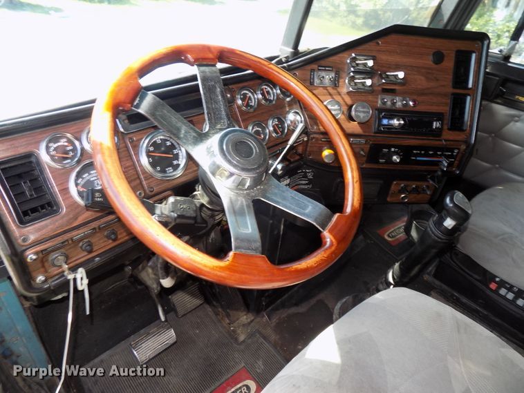 image for item DE7746 1999 Freightliner FLD120 semi truck