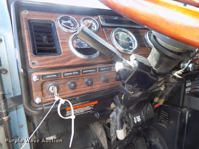 image for item DE7746 1999 Freightliner FLD120 semi truck