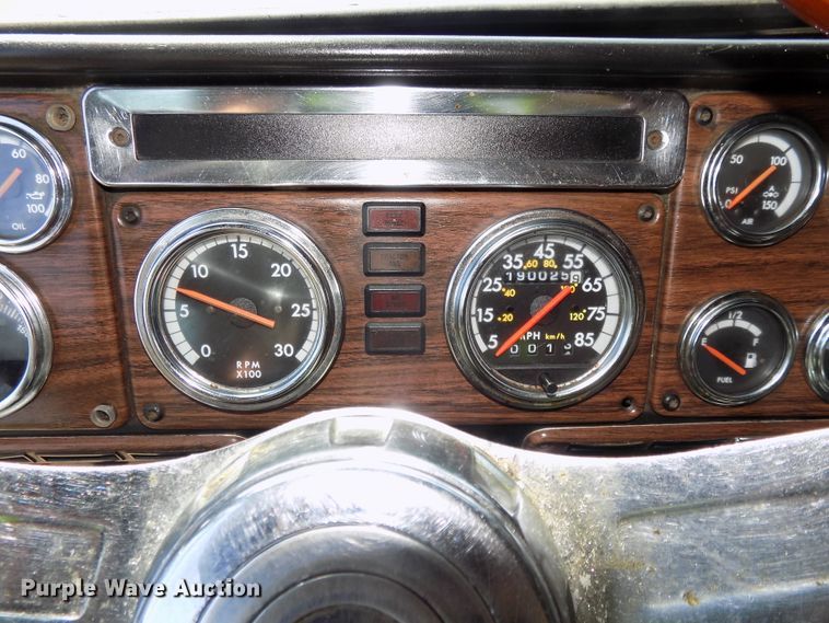 image for item DE7746 1999 Freightliner FLD120 semi truck