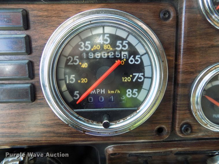 image for item DE7746 1999 Freightliner FLD120 semi truck