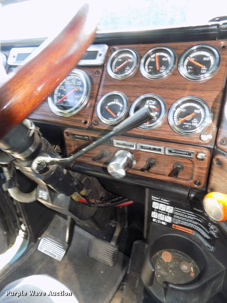 image for item DE7746 1999 Freightliner FLD120 semi truck