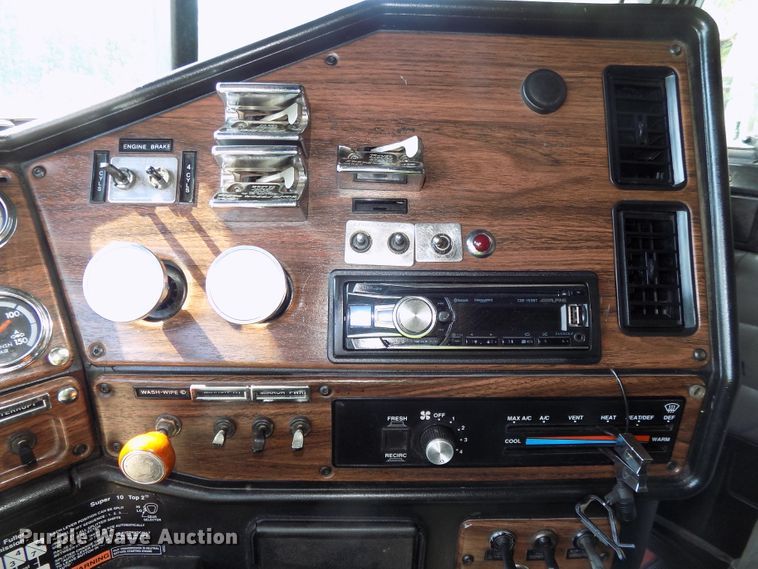 image for item DE7746 1999 Freightliner FLD120 semi truck