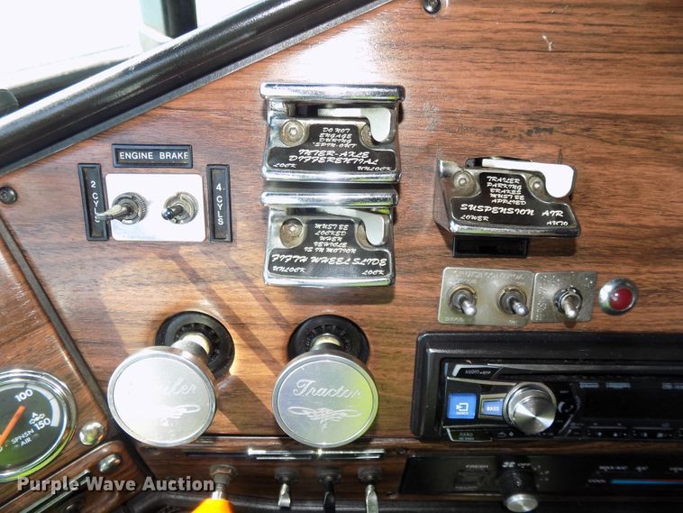 image for item DE7746 1999 Freightliner FLD120 semi truck