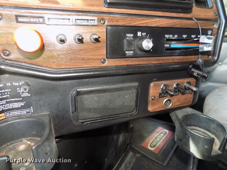 image for item DE7746 1999 Freightliner FLD120 semi truck