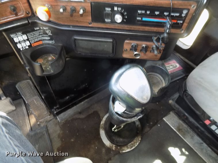 image for item DE7746 1999 Freightliner FLD120 semi truck