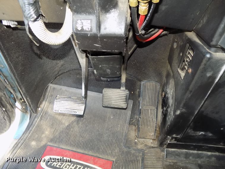 image for item DE7746 1999 Freightliner FLD120 semi truck