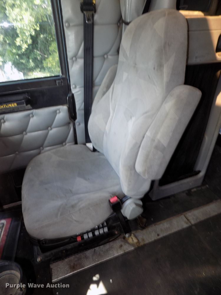 image for item DE7746 1999 Freightliner FLD120 semi truck