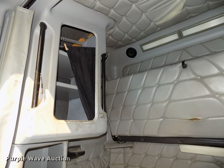 image for item DE7746 1999 Freightliner FLD120 semi truck