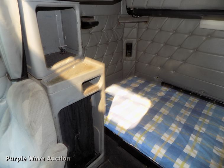 image for item DE7746 1999 Freightliner FLD120 semi truck