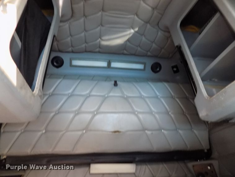 image for item DE7746 1999 Freightliner FLD120 semi truck