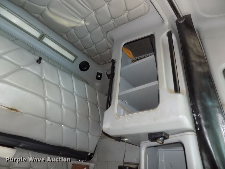 image for item DE7746 1999 Freightliner FLD120 semi truck