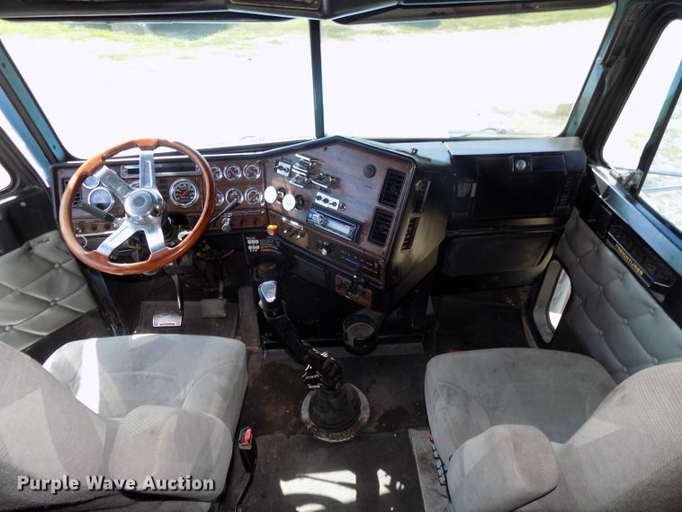 image for item DE7746 1999 Freightliner FLD120 semi truck