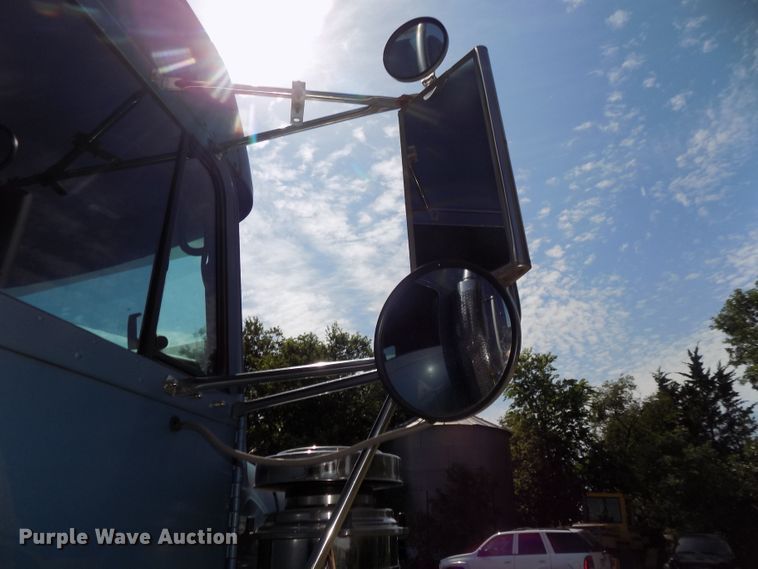 image for item DE7746 1999 Freightliner FLD120 semi truck