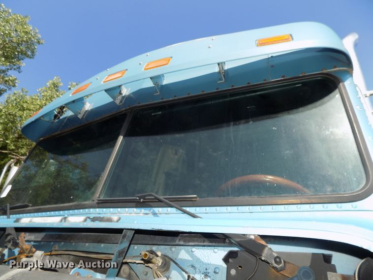 image for item DE7746 1999 Freightliner FLD120 semi truck