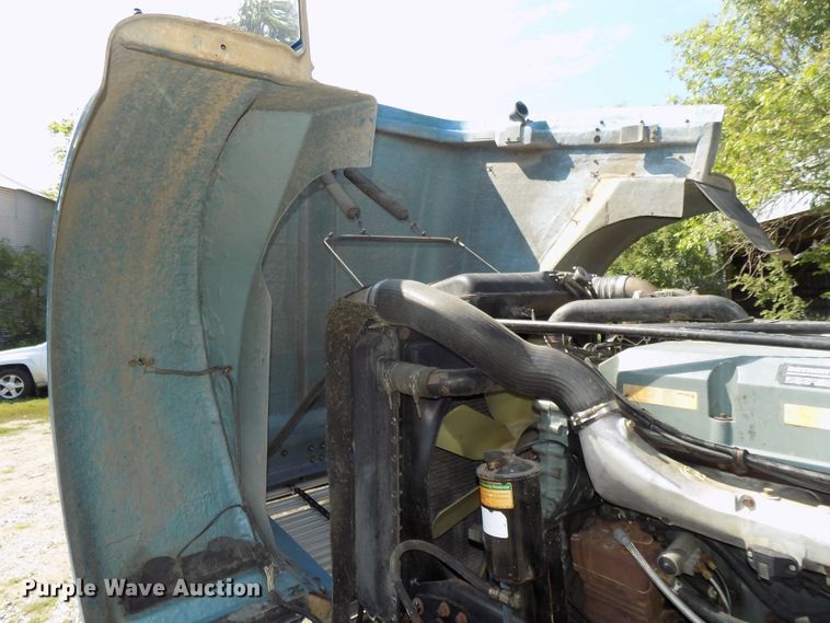 image for item DE7746 1999 Freightliner FLD120 semi truck